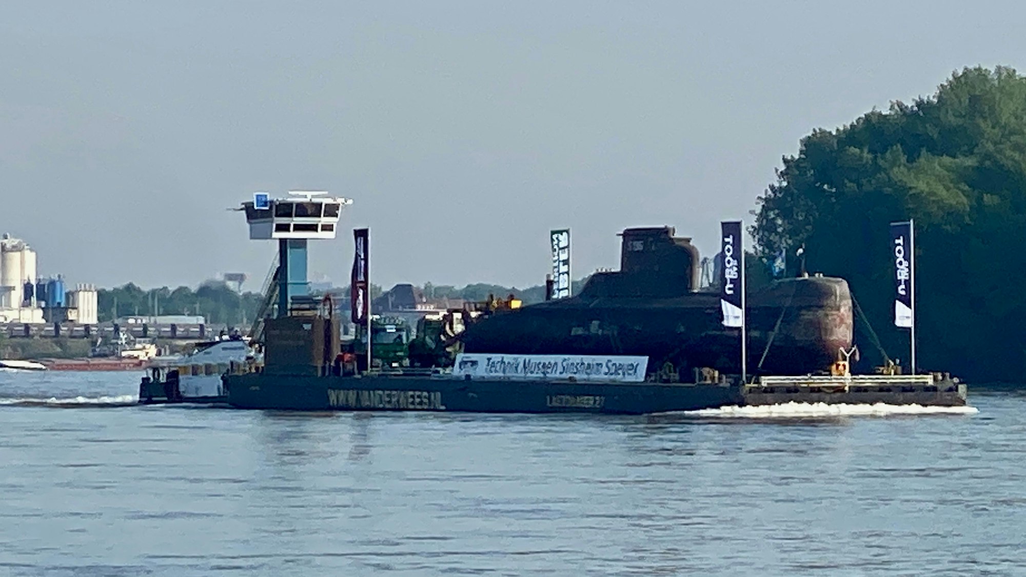Auf dem Foto ist das U17 zu sehen. Auf einem Schwimmponton wird es ins Technikmuseum nach Sinsheim gebracht.