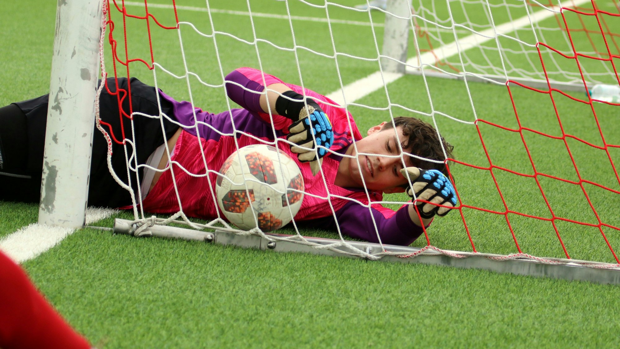 Sötenichs Torwart David Hermes liegt mit dem Ball im Tor.