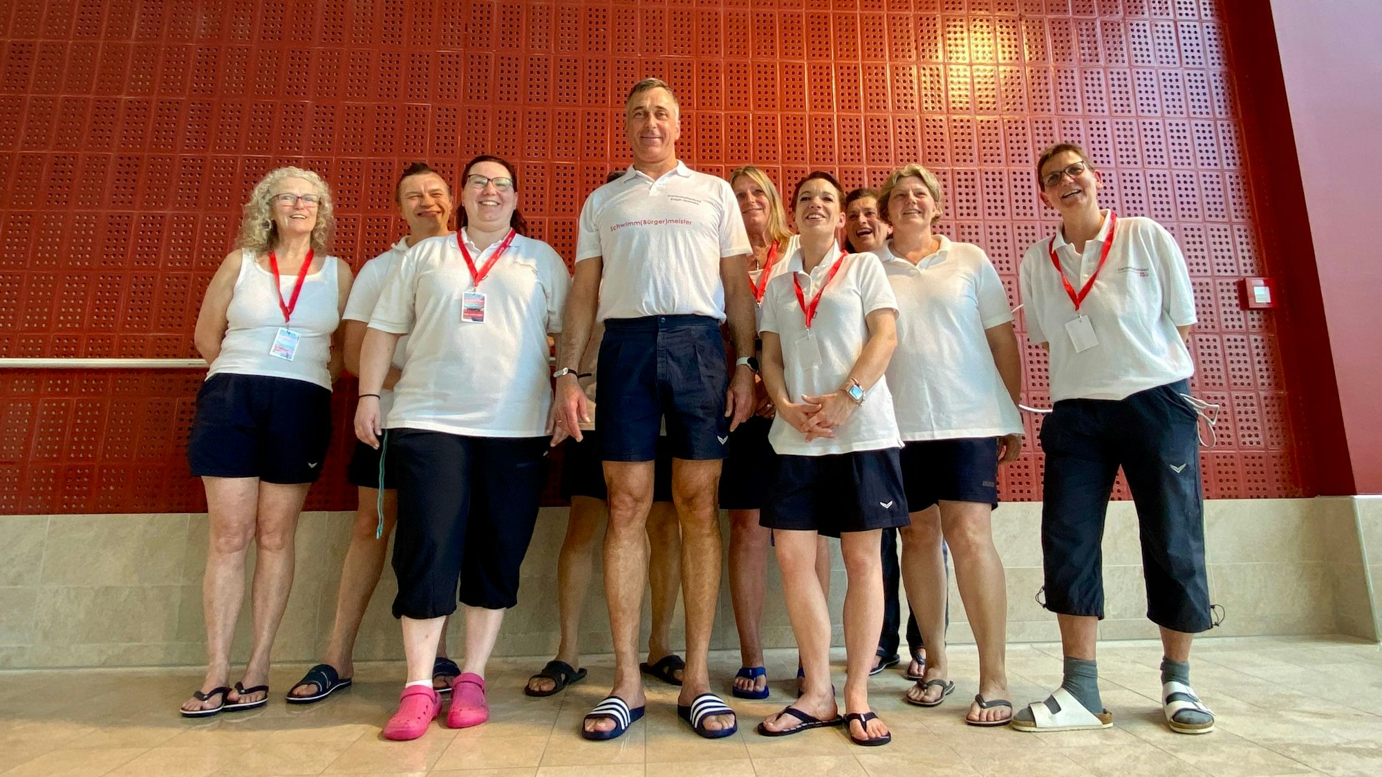Das Foto zeigt Bürgermeister Ralph Manzke inmitten des Bäderteams.