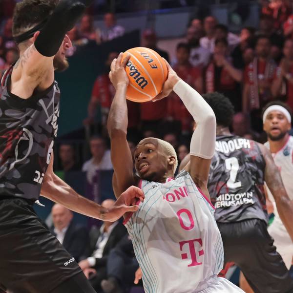 Bonns T.J. Shorts versucht, sich gegen Hapoels Zach Hankins durchzusetzen.