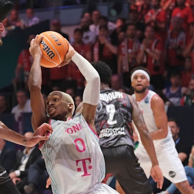 Bonns T.J. Shorts versucht, sich gegen Hapoels Zach Hankins durchzusetzen.