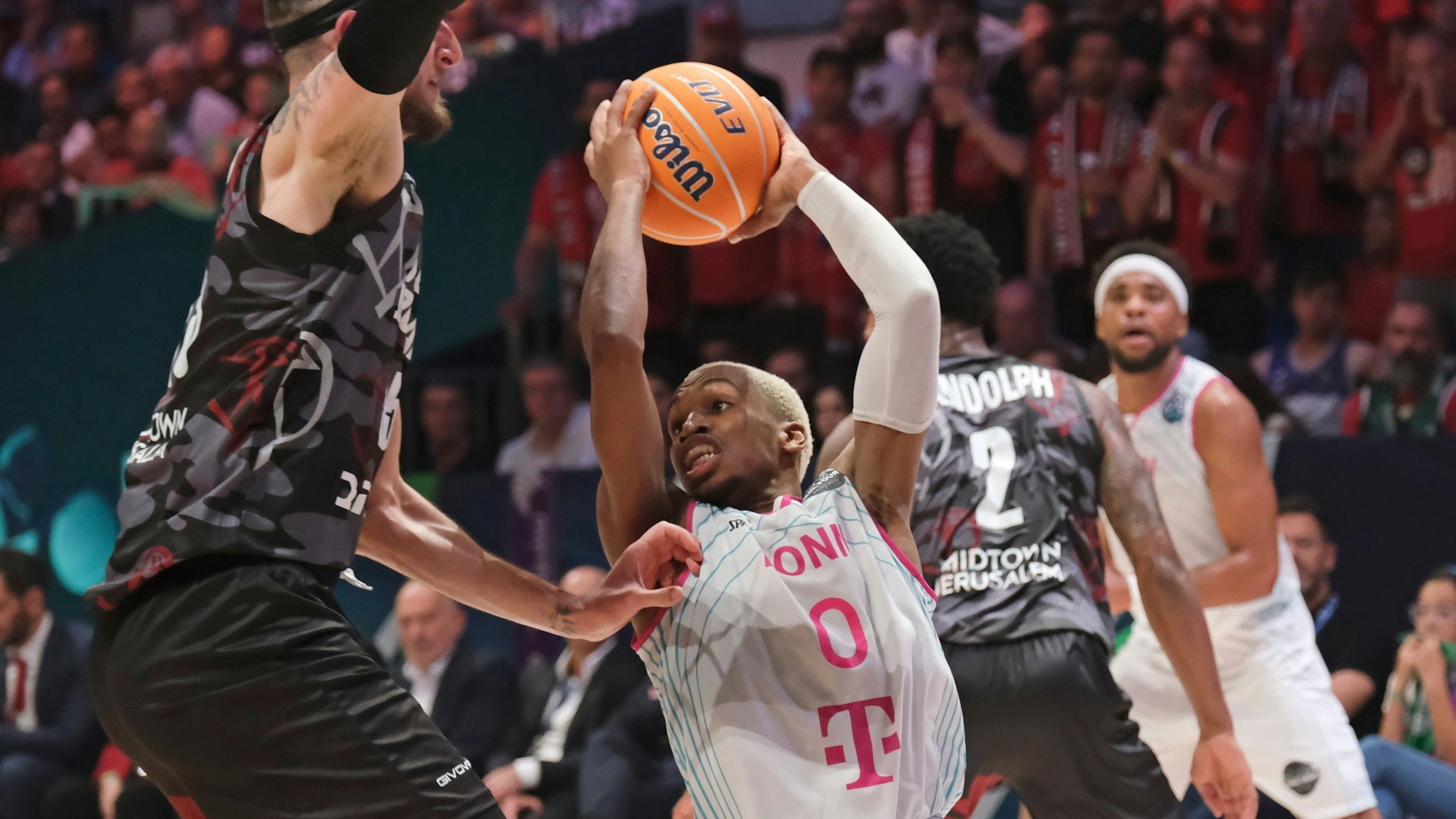 Bonns T.J. Shorts versucht, sich gegen Hapoels Zach Hankins durchzusetzen.