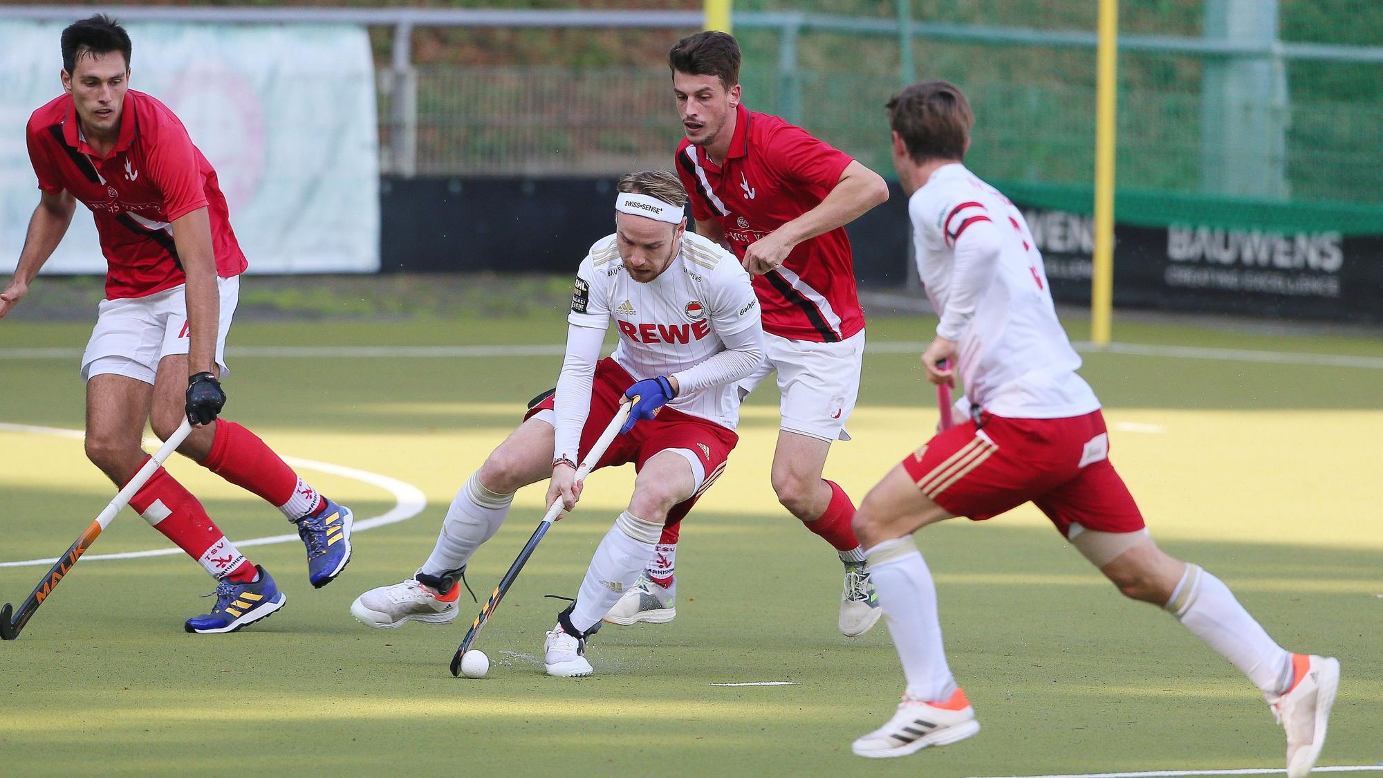 Rot-Weiss Köln vs. TSV Mannheimer, 1.Hockey Bundesliga Herren, Mitte: Christopher Rühr (RW), 10.10.2021, Bild: Herbert Bucco