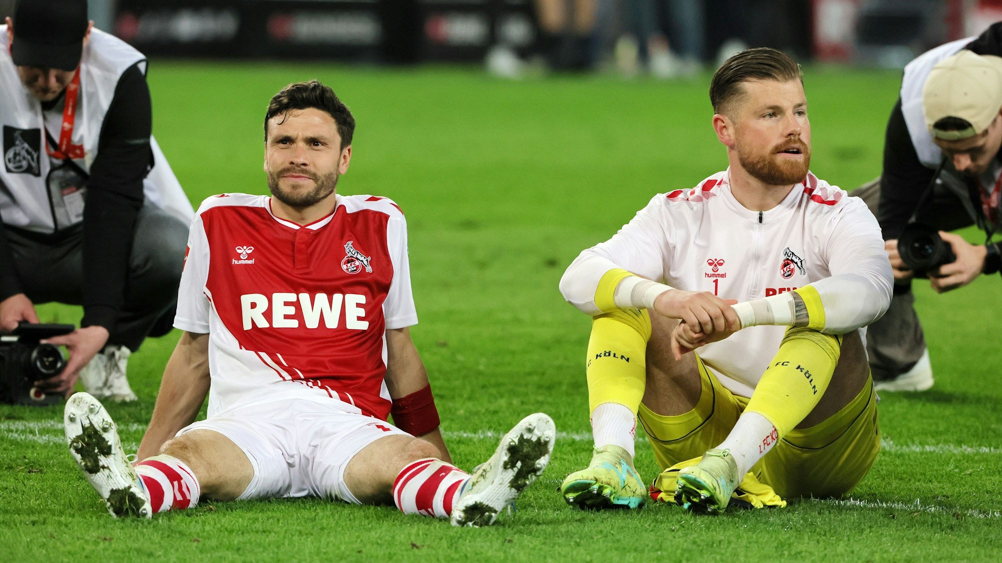 1.FC Köln vs. Hertha BSC Berlin, 32. Spieltag, 12.05.2023, 20.30 Uhr, von links: Jonas Hector, Timo Horn (1. FC Köln), Bild: Herbert Bucco
