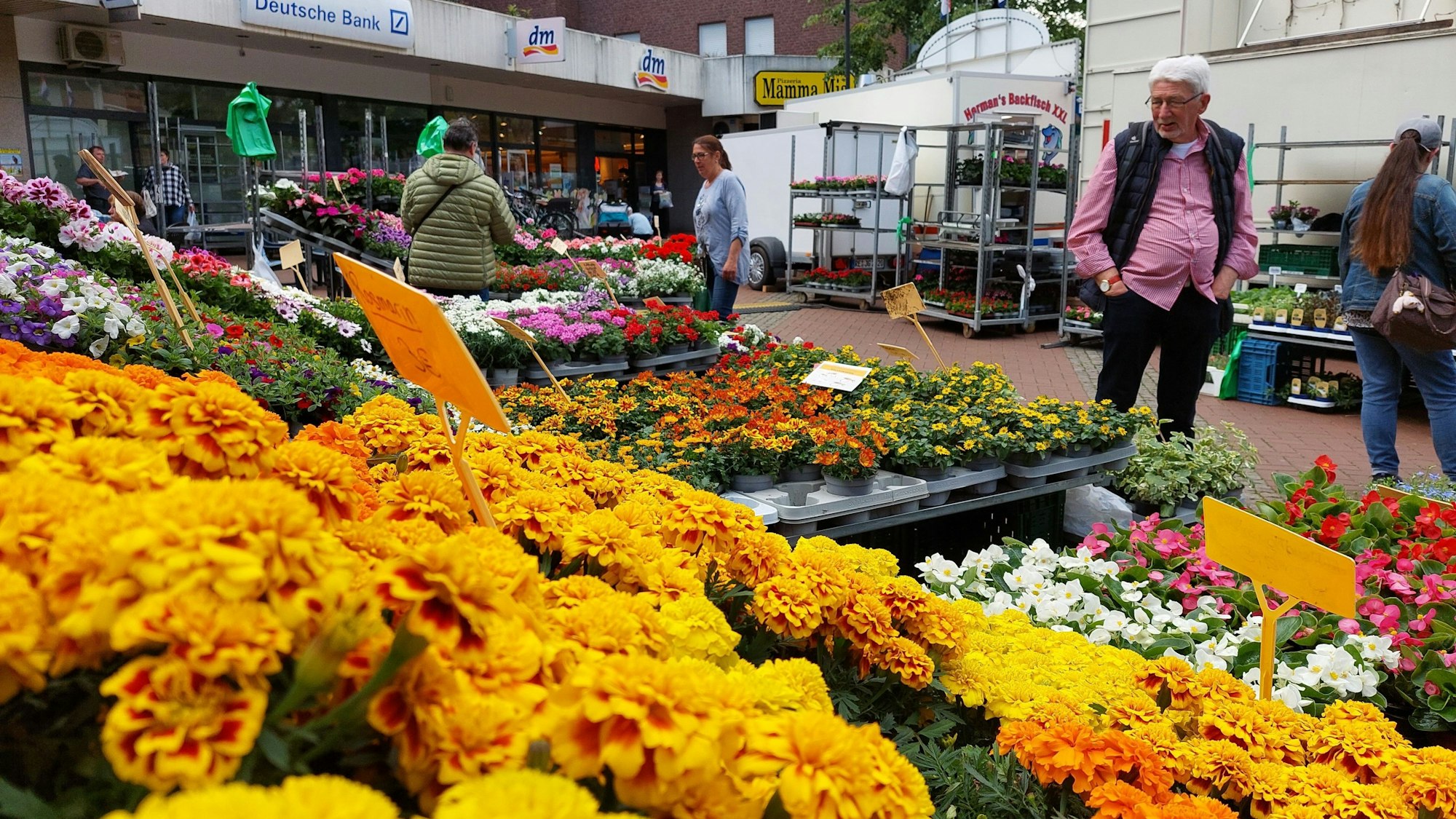Gutes Wetter lockte viele Besucher auf den Frühlingsmarkt in Leichlingen.