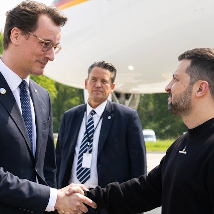 Nordrhein-Westfalens Ministerpräsident Hendrik Wüst (l, CDU) begrüßt den ukrainischen Präsidenten Wolodymyr Selenskyj in Aachen.