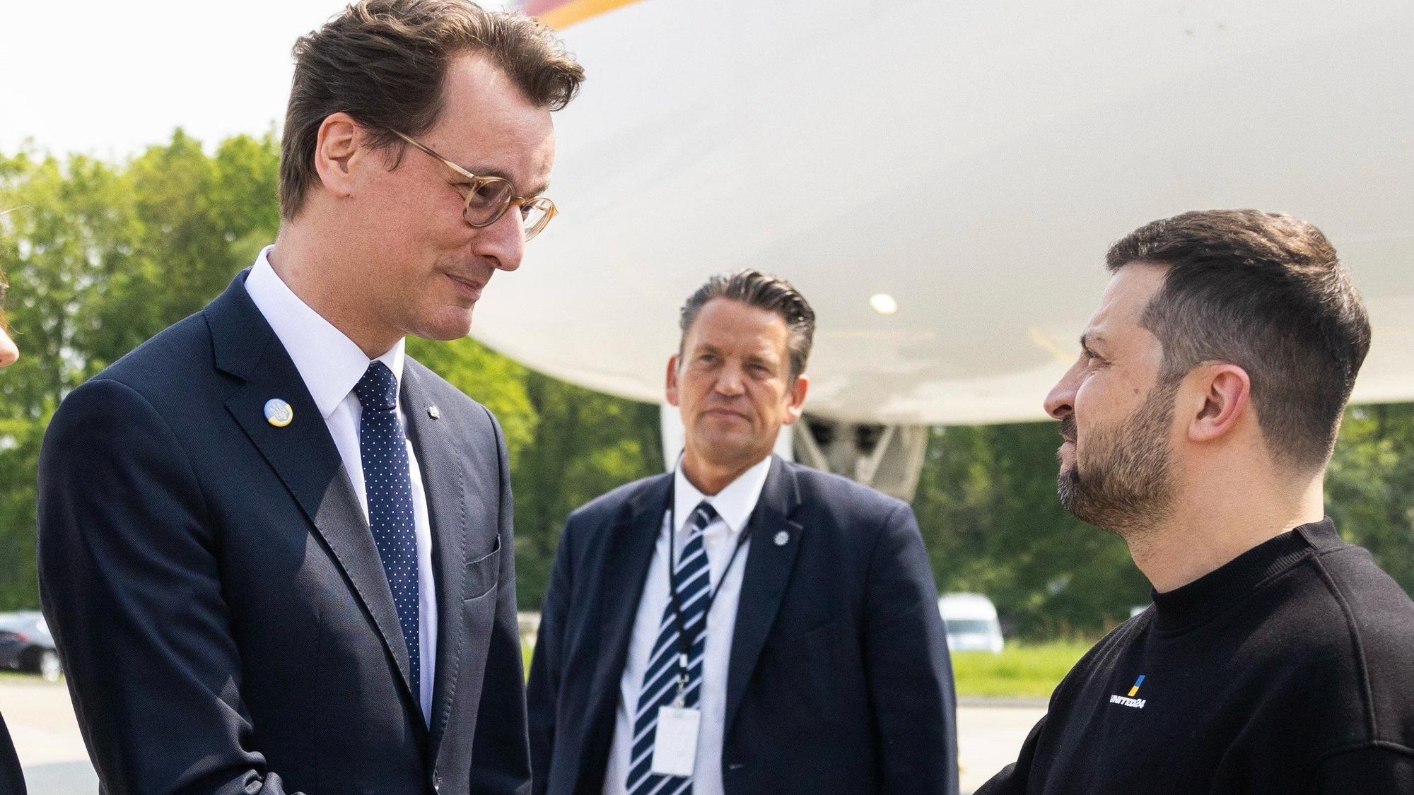 Nordrhein-Westfalens Ministerpräsident Hendrik Wüst (l, CDU) begrüßt den ukrainischen Präsidenten Wolodymyr Selenskyj in Aachen.