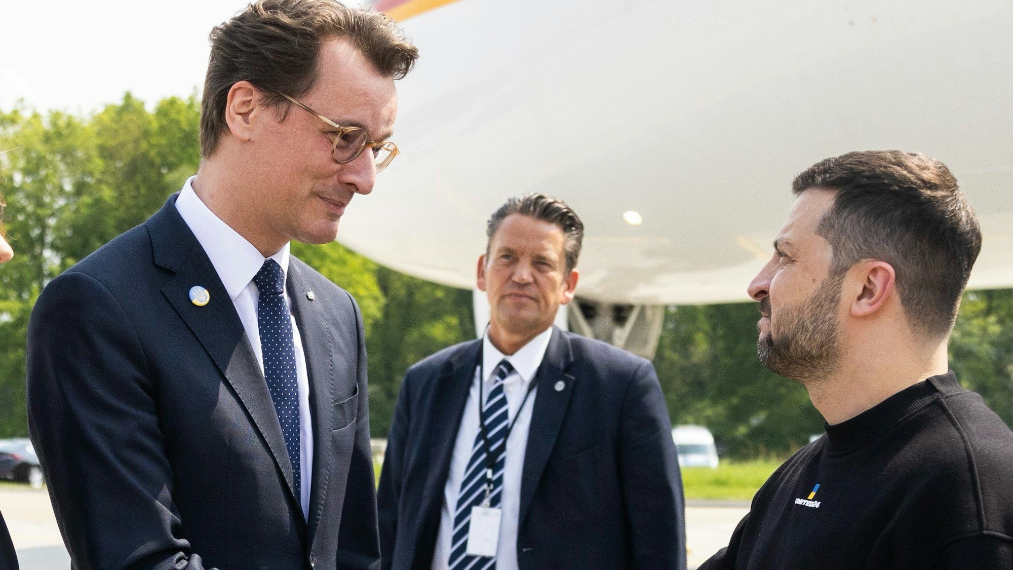 Nordrhein-Westfalens Ministerpräsident Hendrik Wüst (l, CDU) begrüßt den ukrainischen Präsidenten Wolodymyr Selenskyj in Aachen.