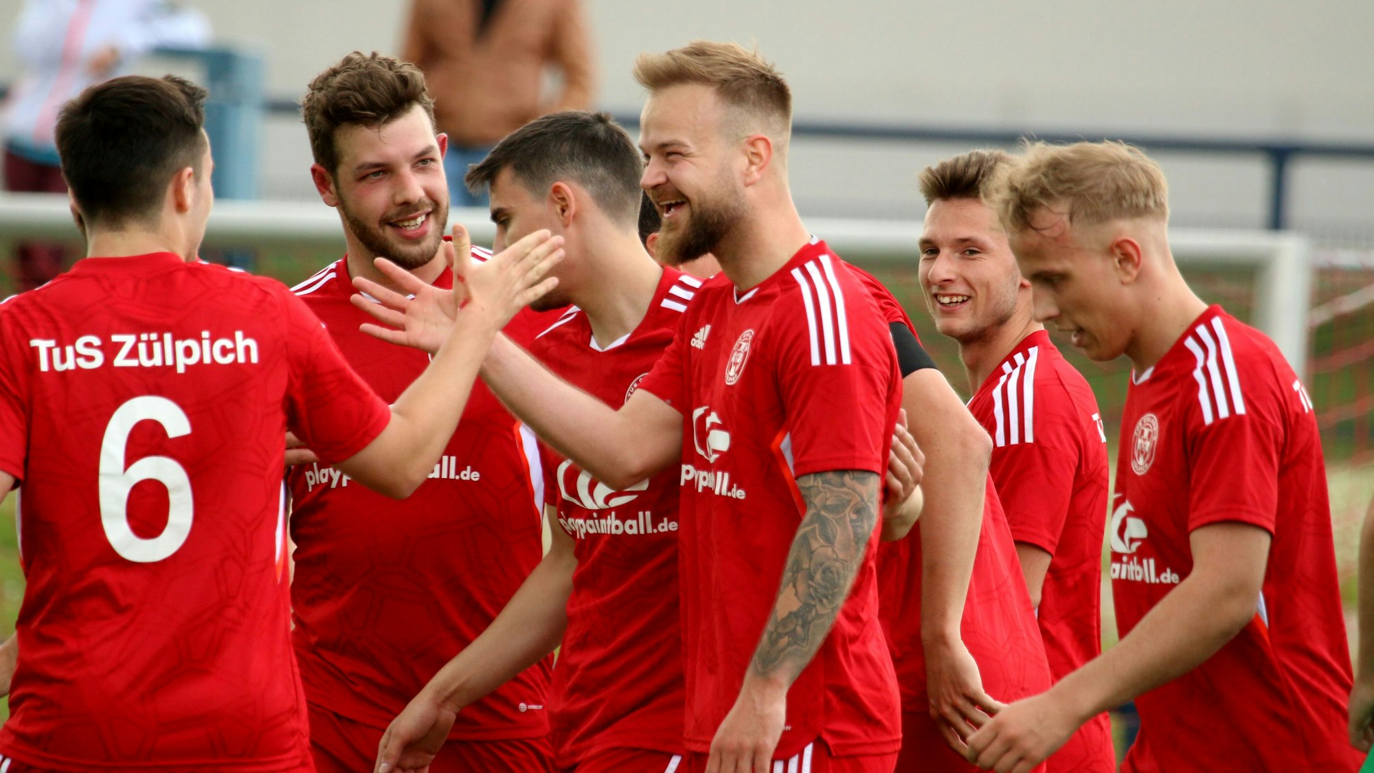 Die Zülpicher freuen sich mit Benny Wiedenau (Mitte).