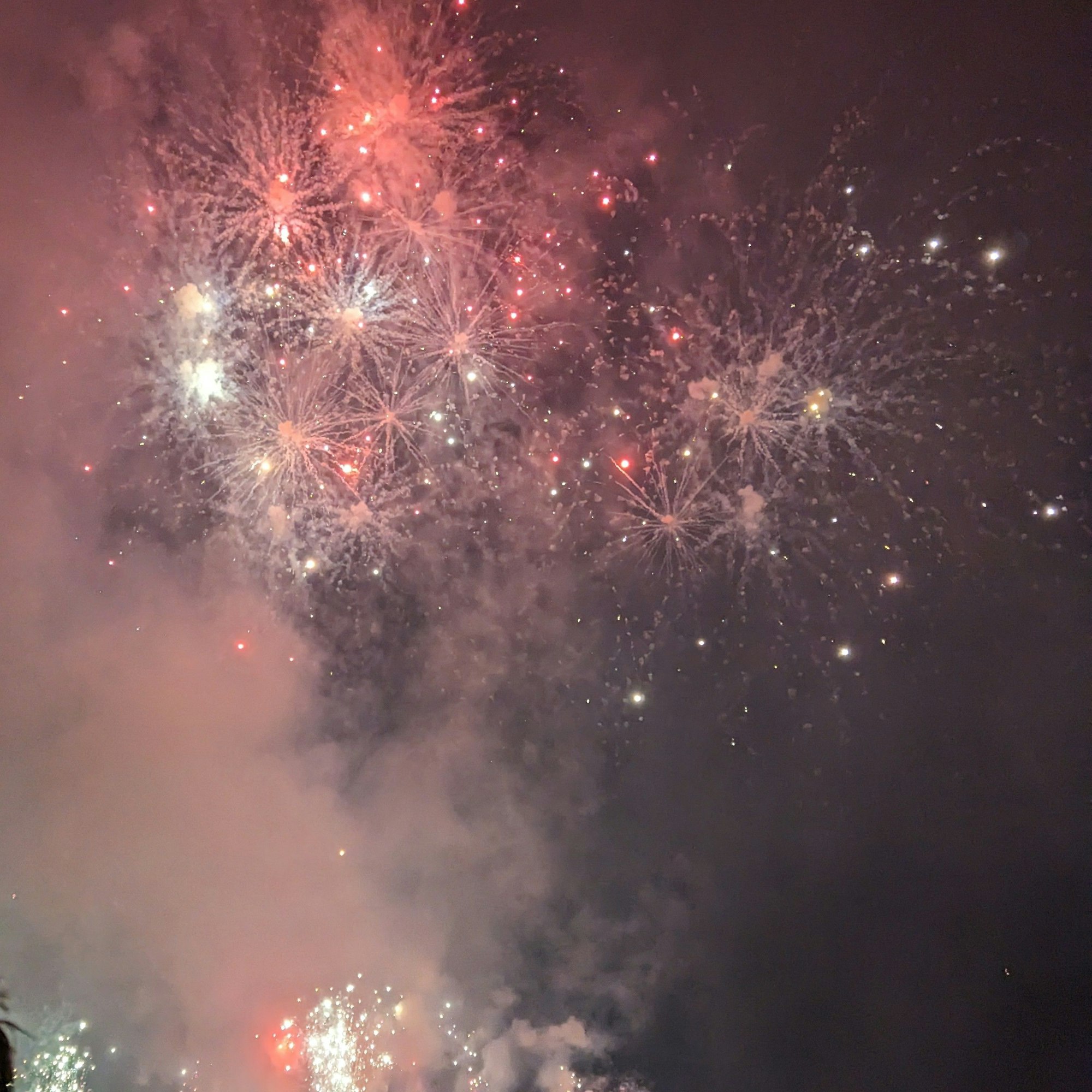 Rotes Feuerwerk am Nachthimmel.