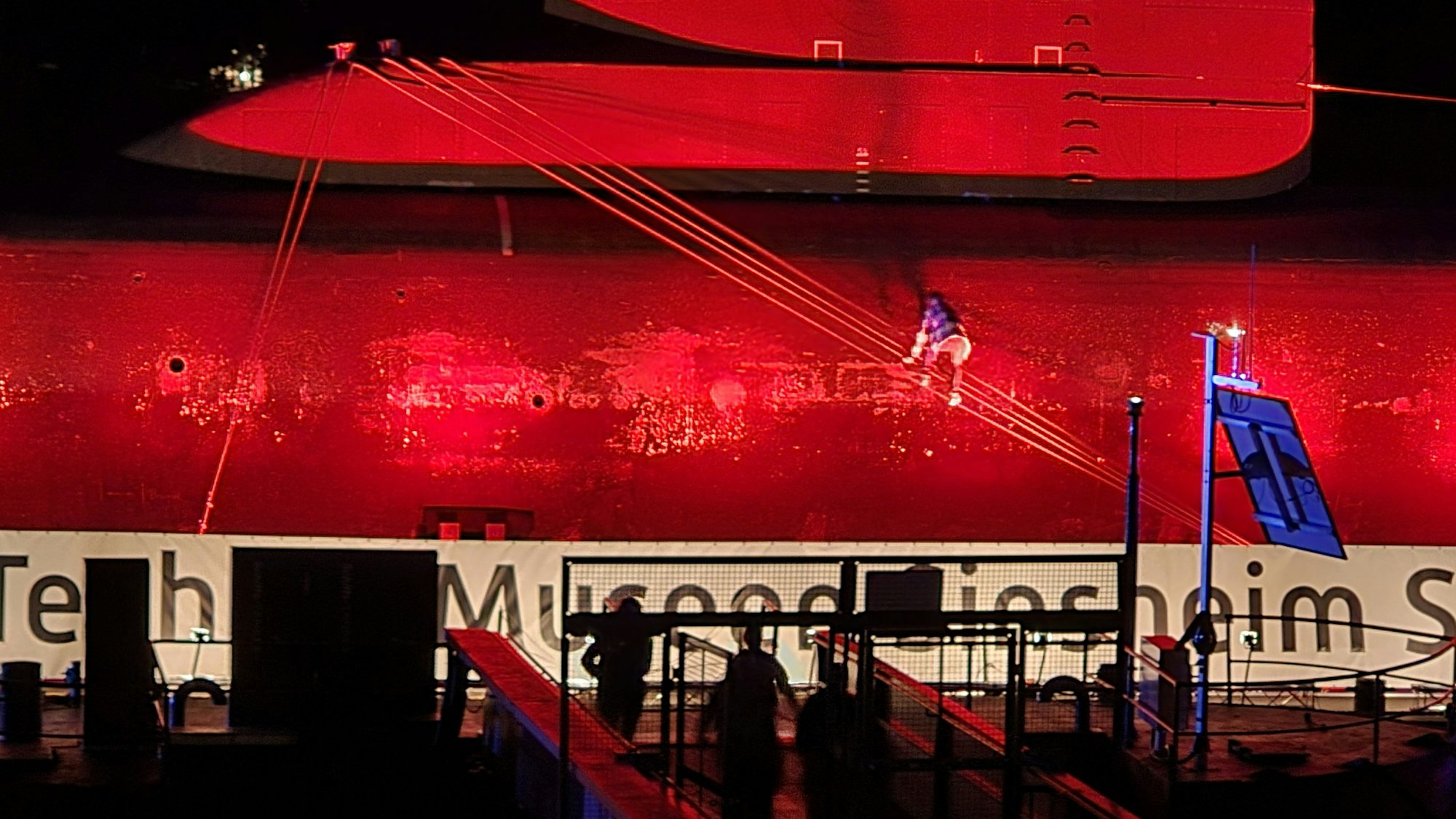 Riskant: Eine Person klettert unerlaubterweise auf das U-Boot.