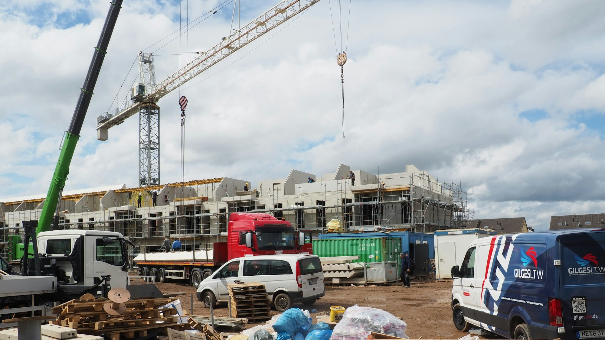 Das Foto zeigt einen Abschnitt der im Bau befindlichen Jahnshöfe in Konradsheim.