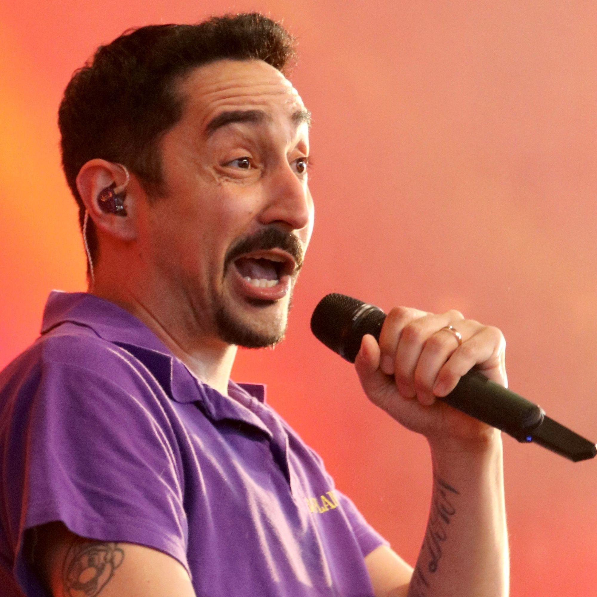 Eko Fresh singt auf der Bühne.