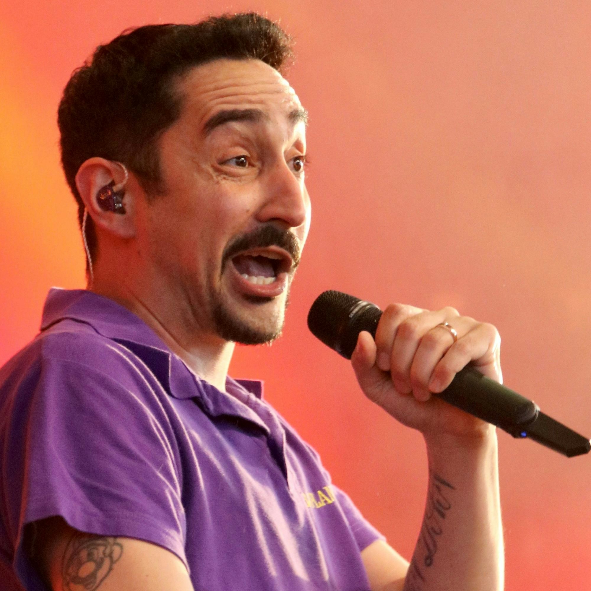 Eko Fresh singt auf der Bühne.