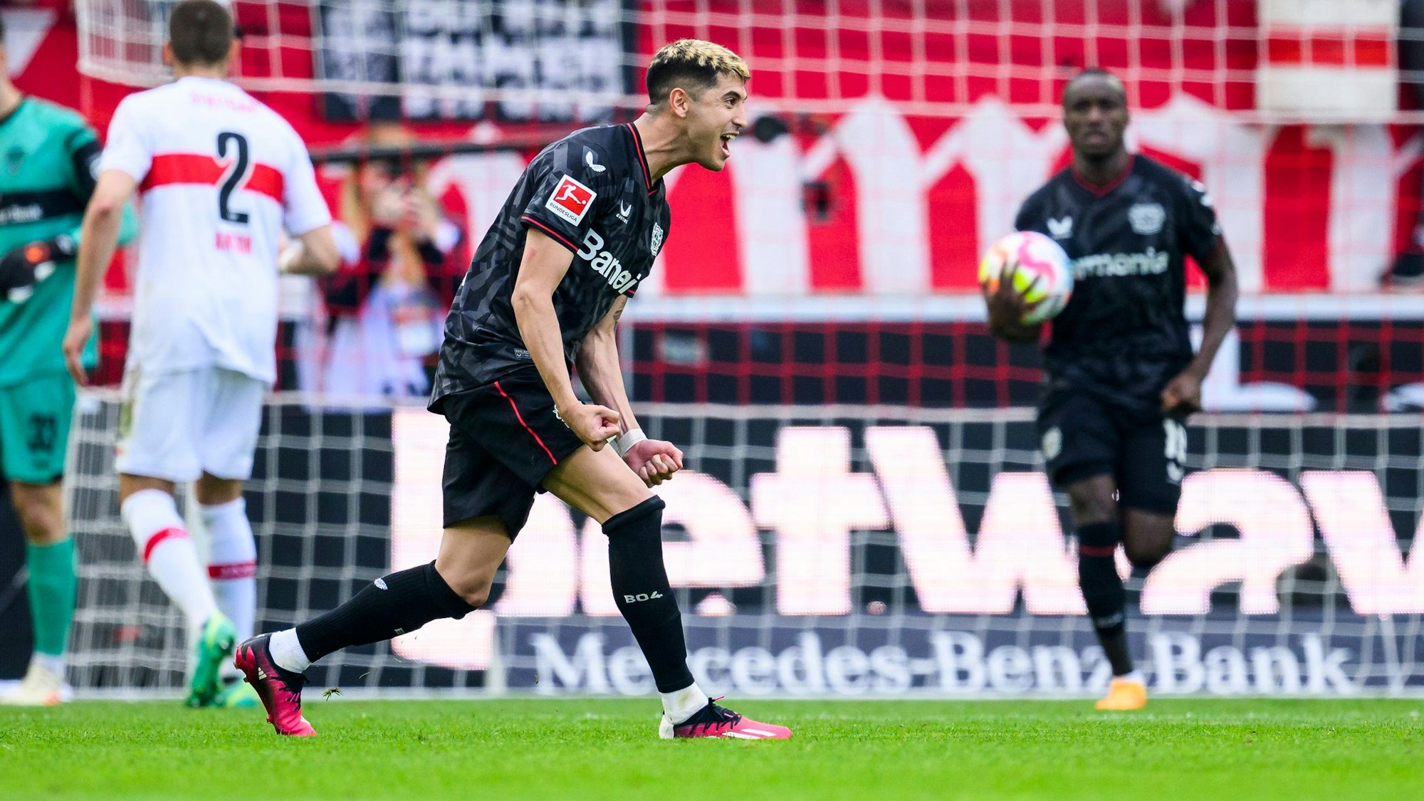 Leverkusens Exequiel Palacios jubelt nach seinem Tor zum 1:1.