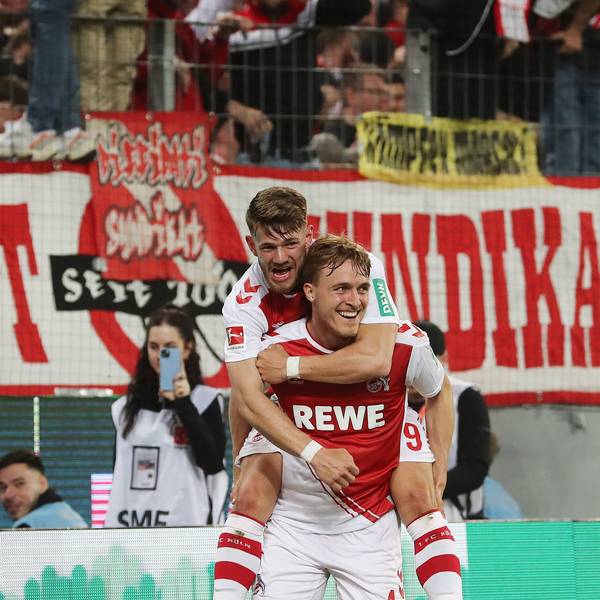 Jan Thielmann (oben) feiert den doppelten Kölner Torschützen Timo Hübers nach dessen Tor zum 4:2 gegen Hertha BSC.