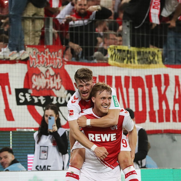 Jan Thielmann (oben) feiert den doppelten Kölner Torschützen Timo Hübers nach dessen Tor zum 4:2 gegen Hertha BSC.