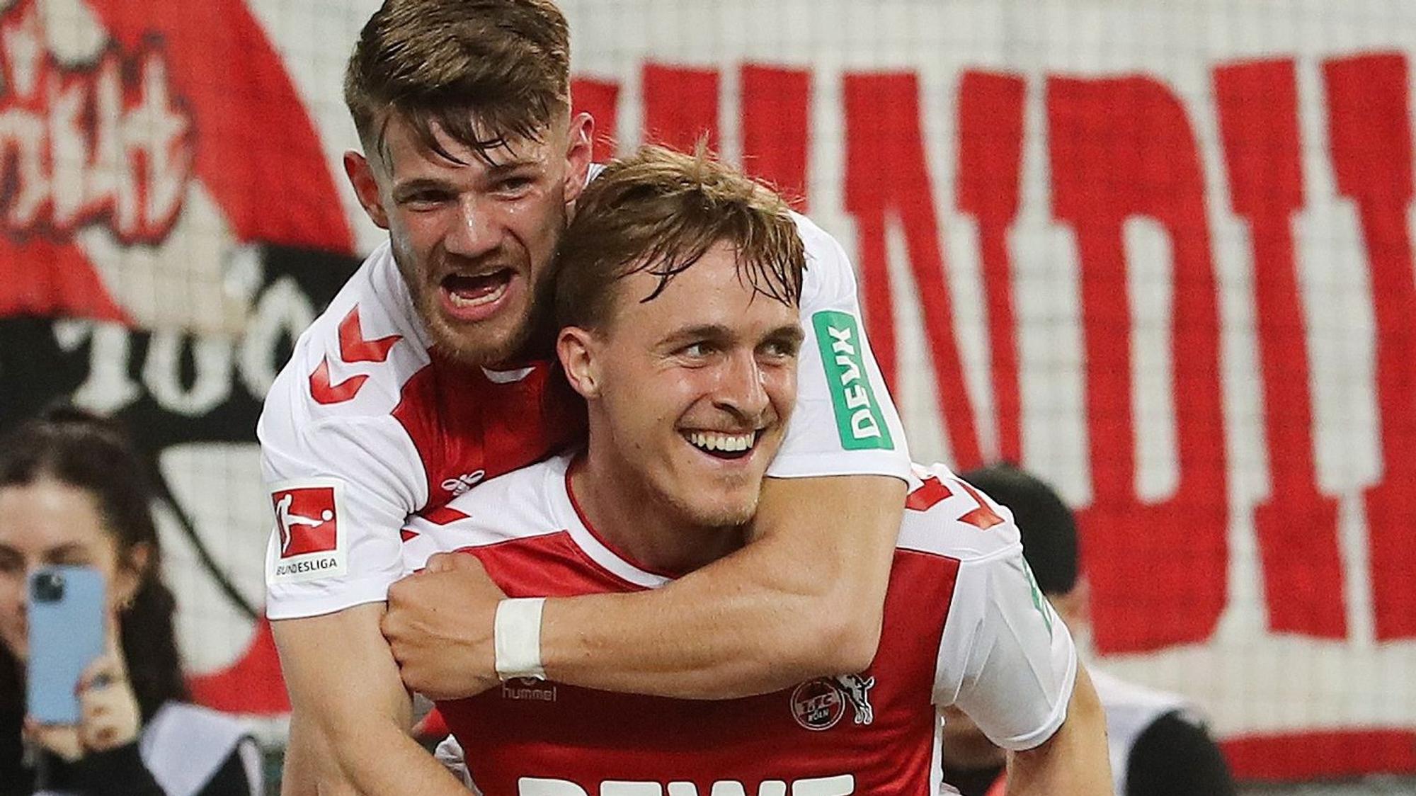Jan Thielmann (oben) feiert den doppelten Kölner Torschützen Timo Hübers nach dessen Tor zum 4:2 gegen Hertha BSC.