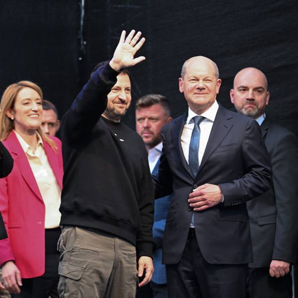 Der ukrainische Präsident und Preisträger Wolodymyr Selenskyj (M) bekommt Applaus und winkt den Menschen vor dem Rathaus nach der Verleihung des Karlspreises für Verdienste um die Einheit Europas. Links Oberbürgermeisterin Sibylle Keupen (parteilos) und Roberta Metsola, EU-Parlamentspräsidentin, 2.v.r Bundeskanzler Olaf Scholz (SPD).