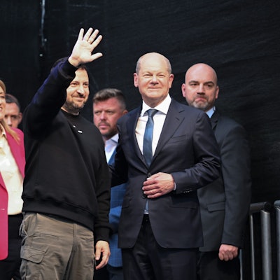 Der ukrainische Präsident und Preisträger Wolodymyr Selenskyj (M) bekommt Applaus und winkt den Menschen vor dem Rathaus nach der Verleihung des Karlspreises für Verdienste um die Einheit Europas. Links Oberbürgermeisterin Sibylle Keupen (parteilos) und Roberta Metsola, EU-Parlamentspräsidentin, 2.v.r Bundeskanzler Olaf Scholz (SPD).