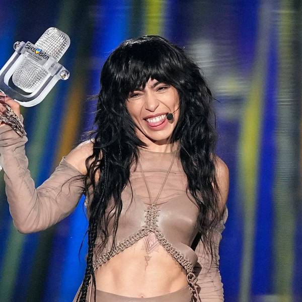 Loreen aus Schweden feiert mit der Trophäe, nachdem sie das große Finale des 67. Eurovision Song Contest (ESC) in der M&S Bank Arena in Liverpool, England, gewonnen hat.