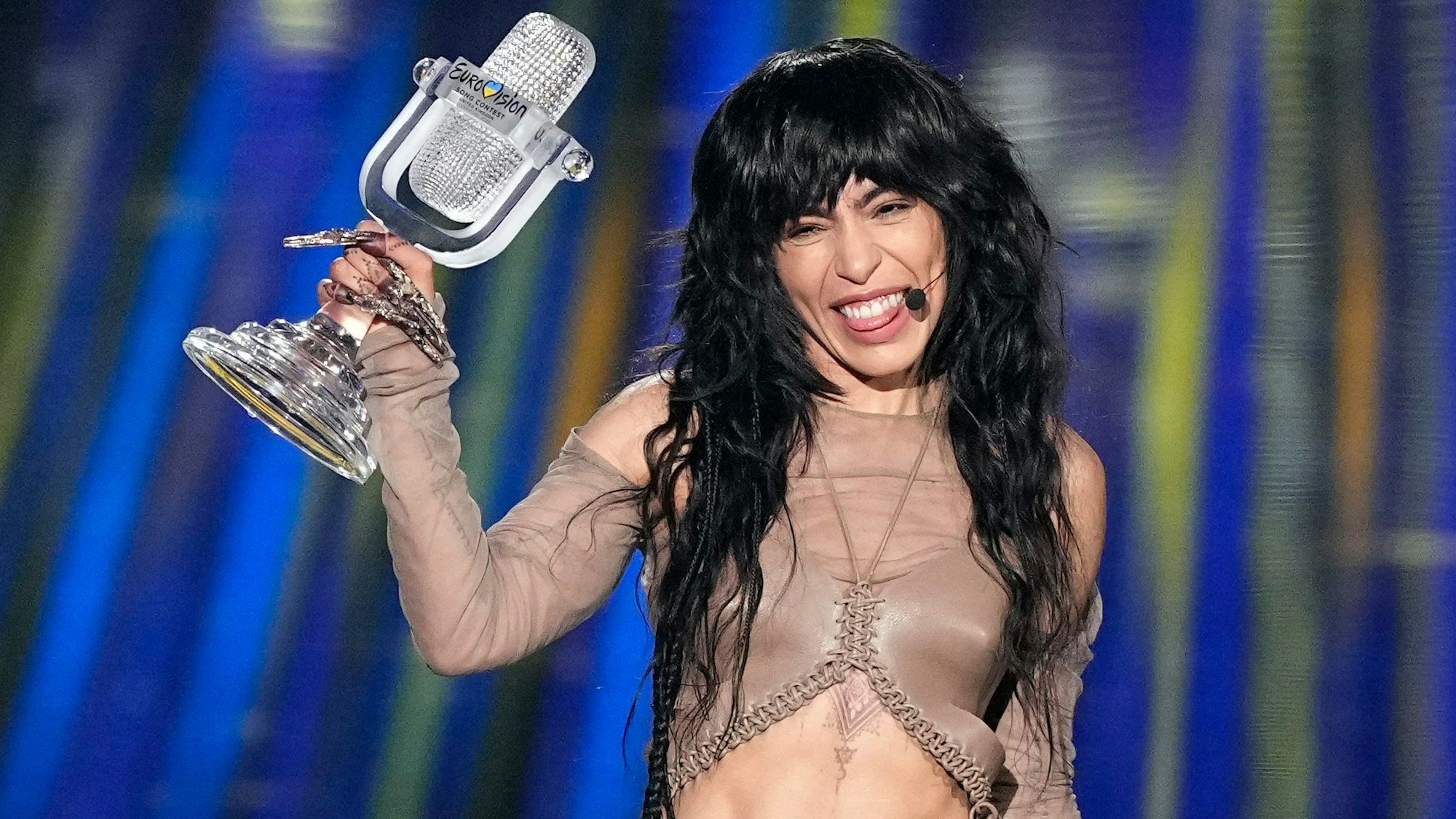 Loreen aus Schweden feiert mit der Trophäe, nachdem sie das große Finale des 67. Eurovision Song Contest (ESC) in der M&S Bank Arena in Liverpool, England, gewonnen hat.