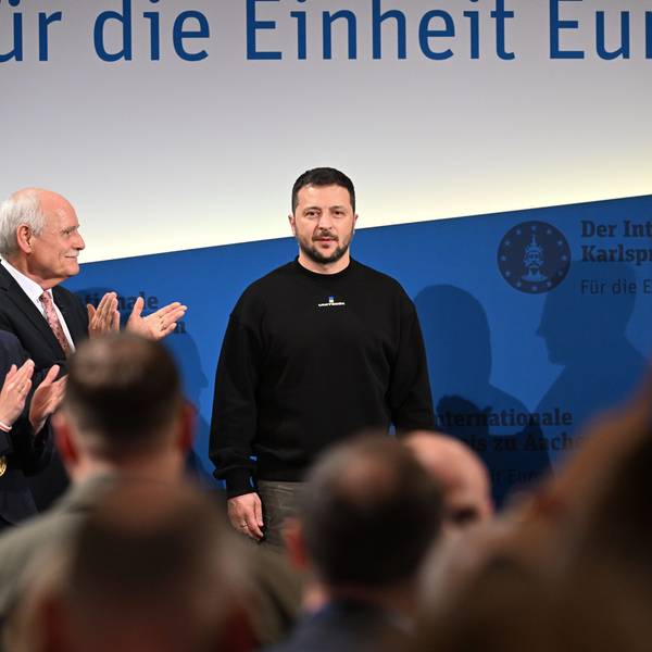 Der ukrainische Präsident Wolodymyr Selenskyj empfängt Applaus vor der Preisverleihung. Der ukrainische Präsident Selenskyj ist erstmals nach Beginn des russischen Angriffskriegs in Deutschland.