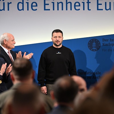 Der ukrainische Präsident Wolodymyr Selenskyj empfängt Applaus vor der Preisverleihung. Der ukrainische Präsident Selenskyj ist erstmals nach Beginn des russischen Angriffskriegs in Deutschland.