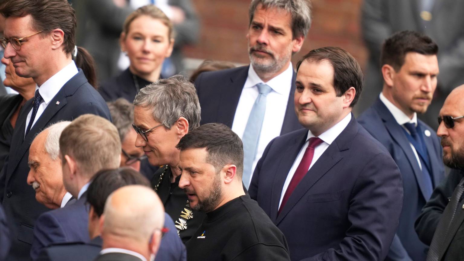 Wolodymyr Selensky trifft zur Verleihung des Karlspreises in Aachen ein.