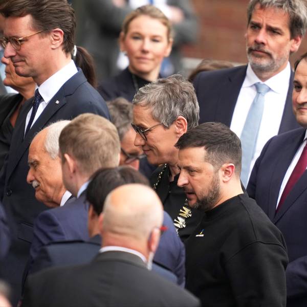 Wolodymyr Selensky trifft zur Verleihung des Karlspreises in Aachen ein.