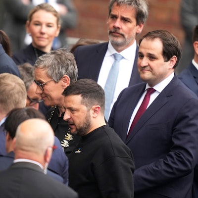 Wolodymyr Selensky trifft zur Verleihung des Karlspreises in Aachen ein.
