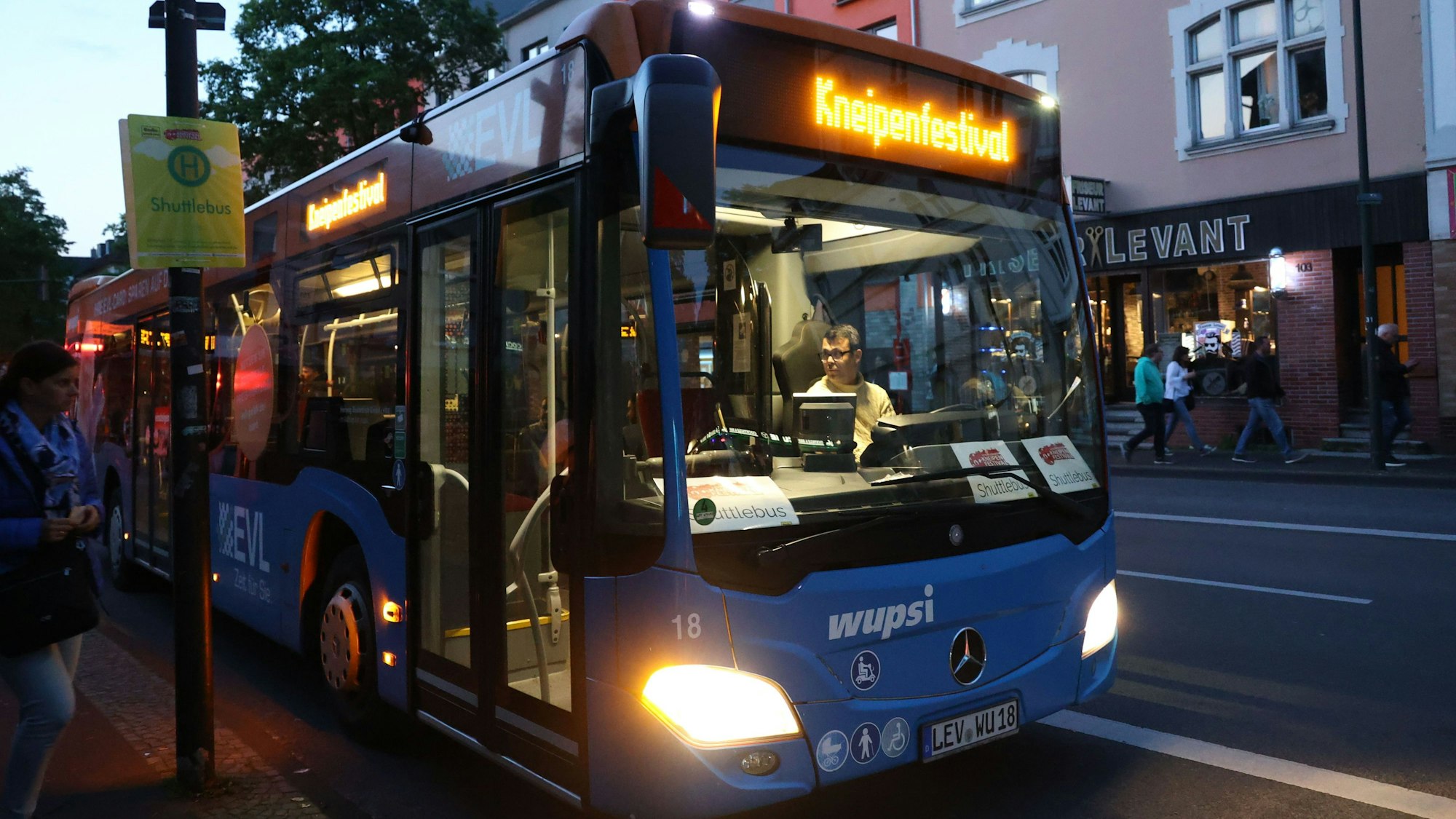 Ein Shuttlebus brachte die Kneipengänger von einem Ort zum anderen.