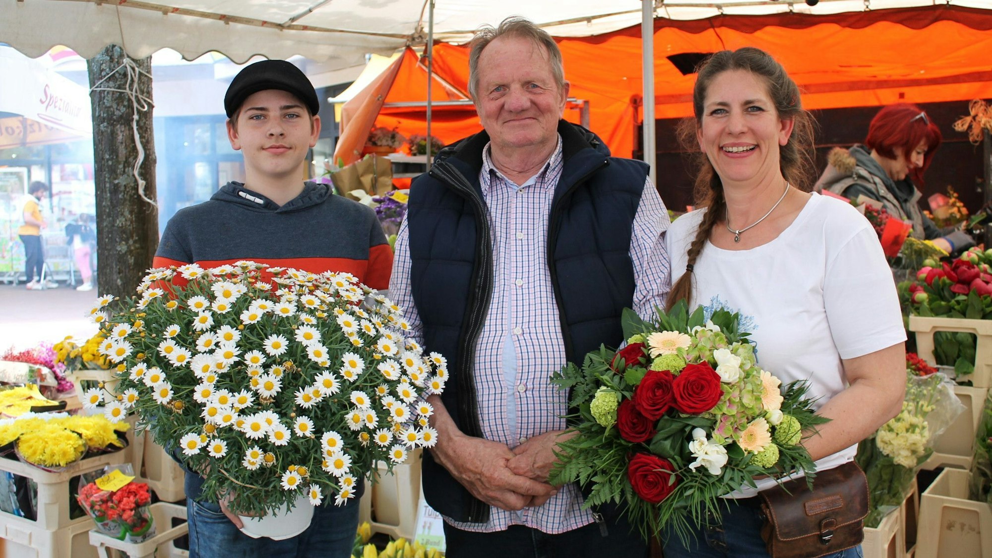 Blumenhändler Dietmar Kluth mit Tochter Nadine und Enkel Paul Reuter auf dem Frühlingsfest in Leichlingen