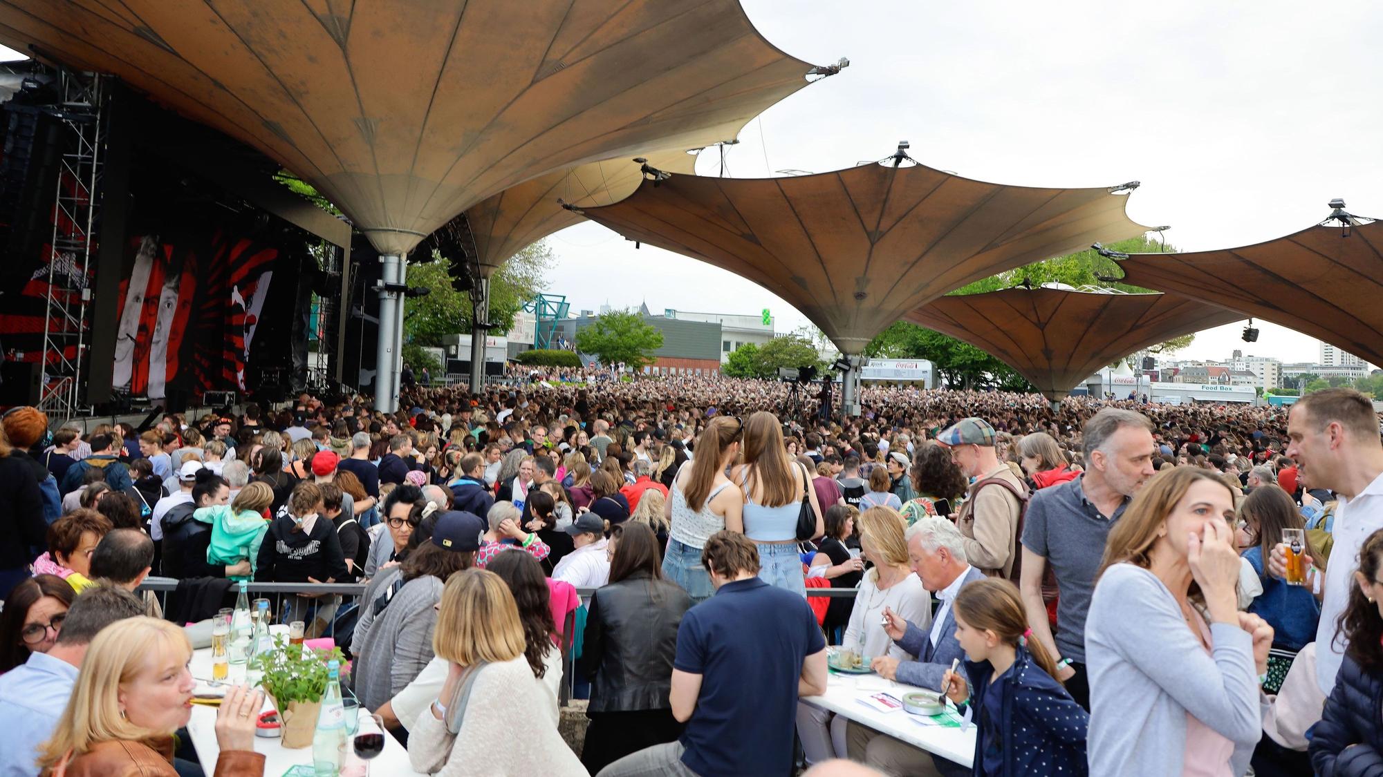 Hunderte Besucher stehen vor der Bühne am Tanzbrunnen.