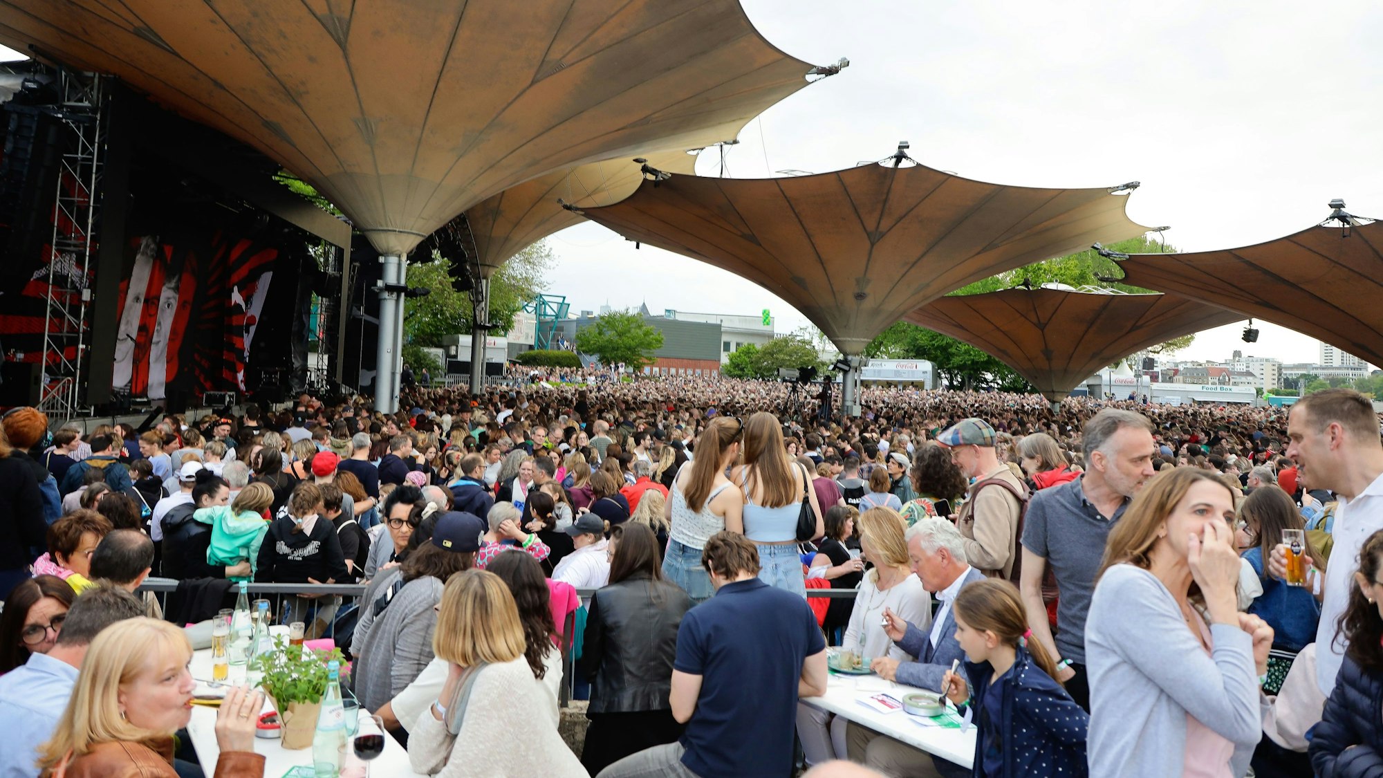 Hunderte Besucher stehen vor der Bühne am Tanzbrunnen.