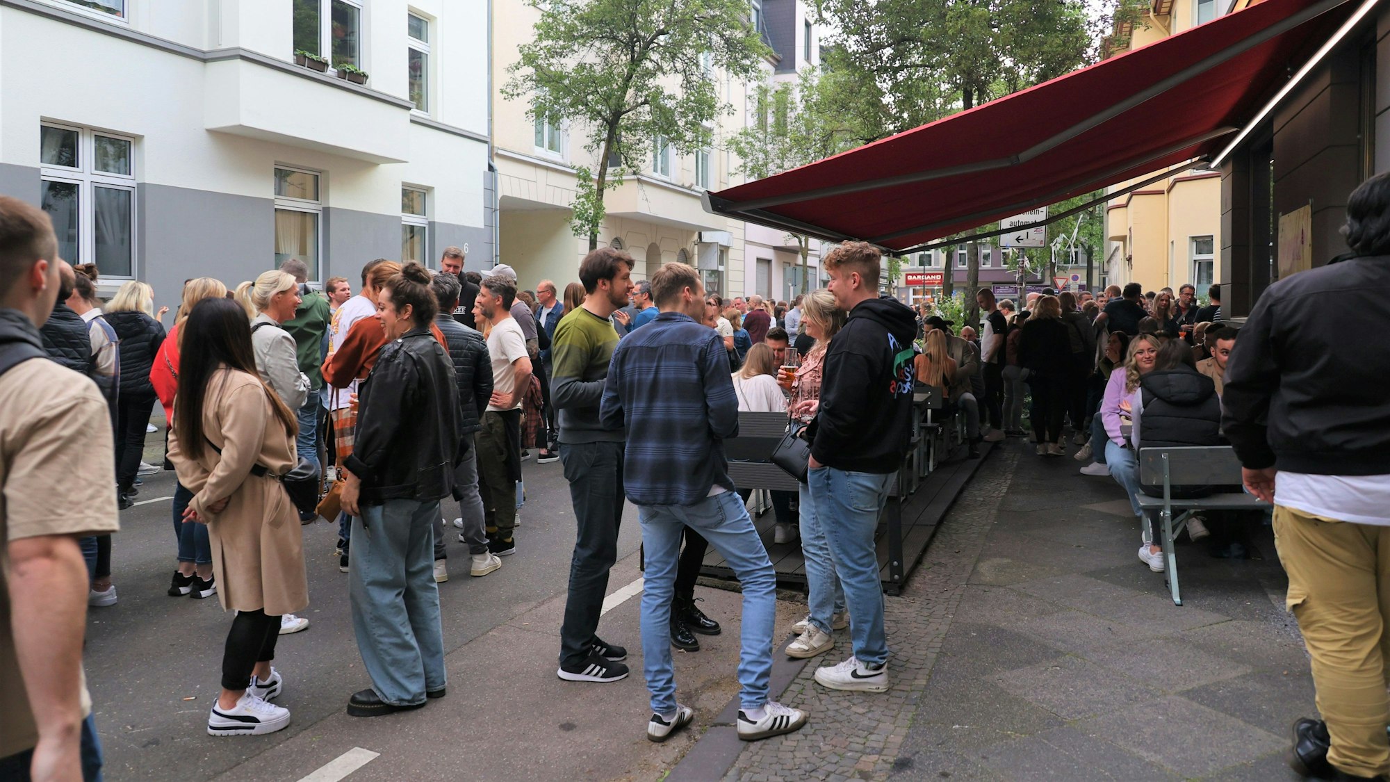 Viel Betrieb herrschte in und auch vor den Kneipen beim 6. Kneipenfestival.