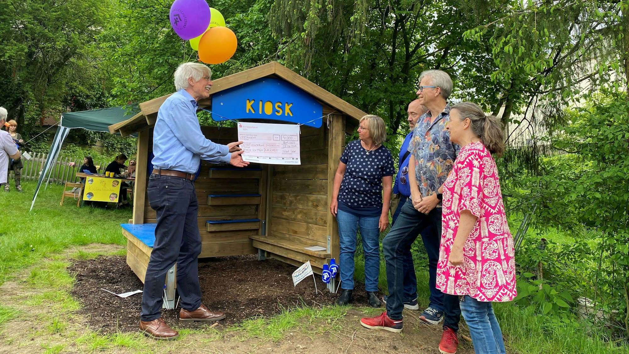 Johannes Schrage und Ralf Theilenberg, Vorsitzender des MGV Dürscheid, mit weiteren Vorstandsmitgliedern