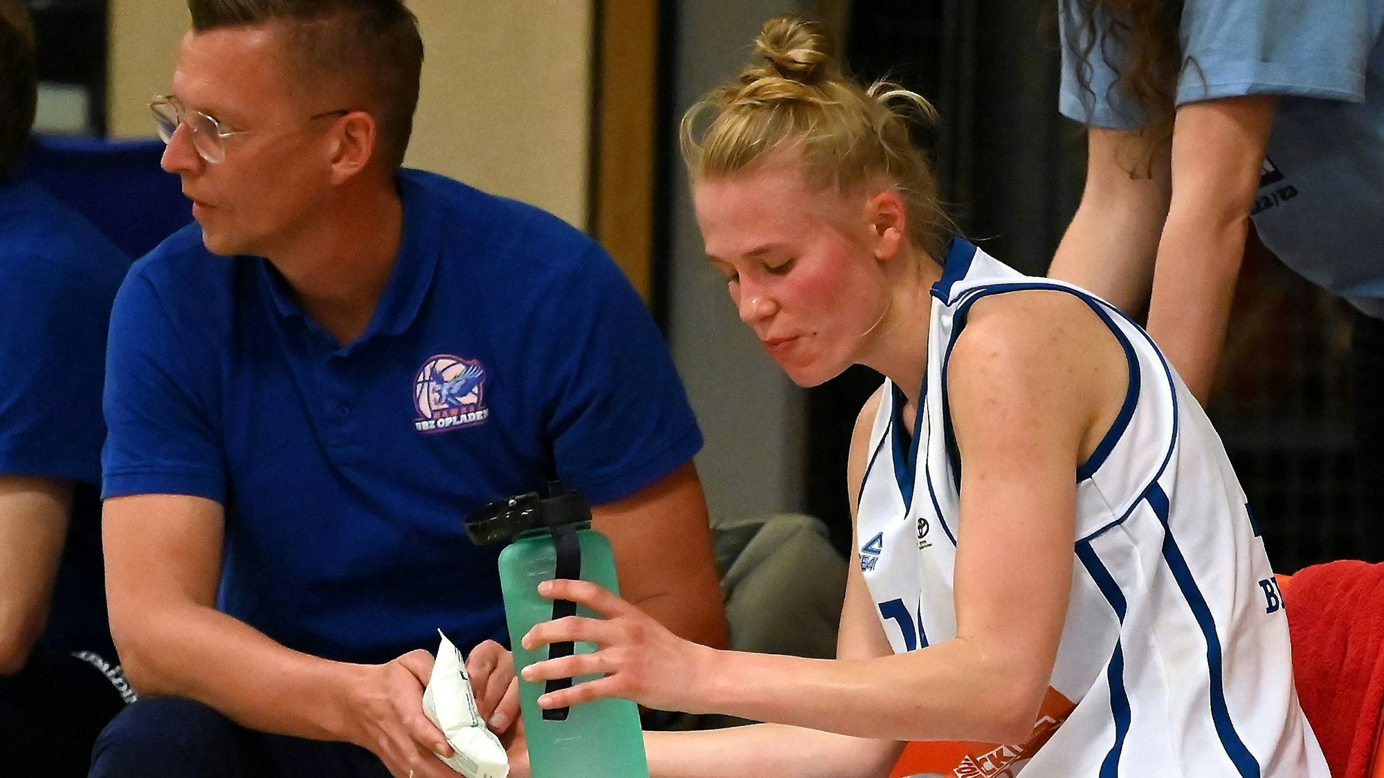 12.05.2023, Basketball-BBZ Opladen-Göttingen
An der Hand verletzt. (Leonie Schütter) Opladen
Foto: Uli Herhaus