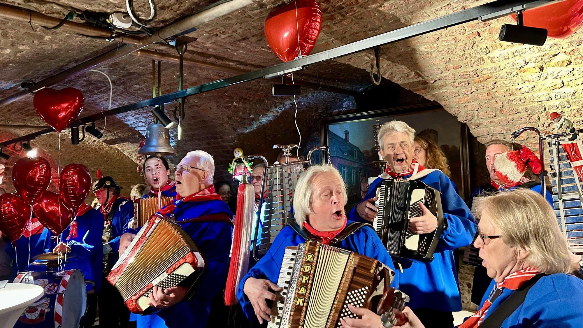 Mit Akkoredons in der Hand spielen die Musiker ein Lief auf der Bühne.