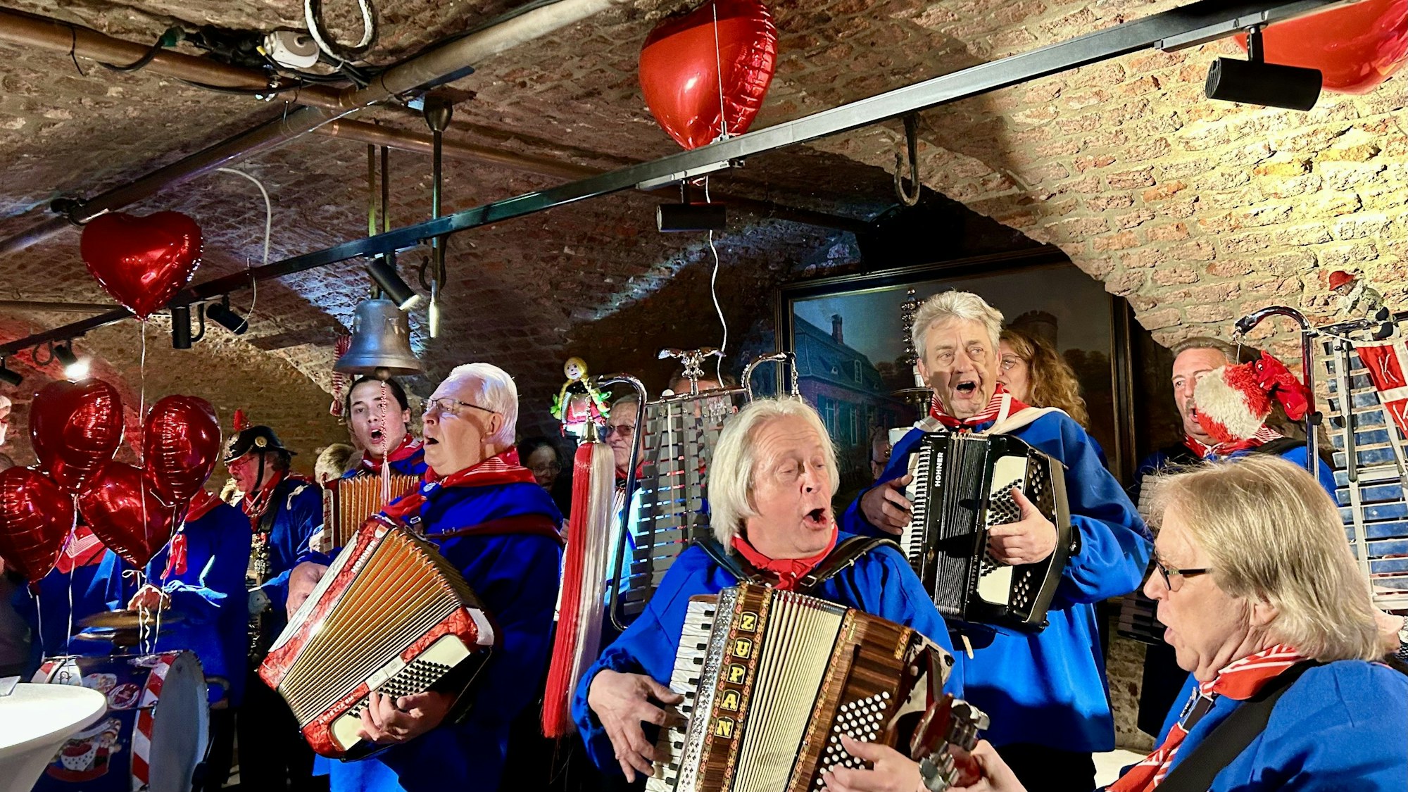 Mit Akkoredons in der Hand spielen die Musiker ein Lief auf der Bühne.