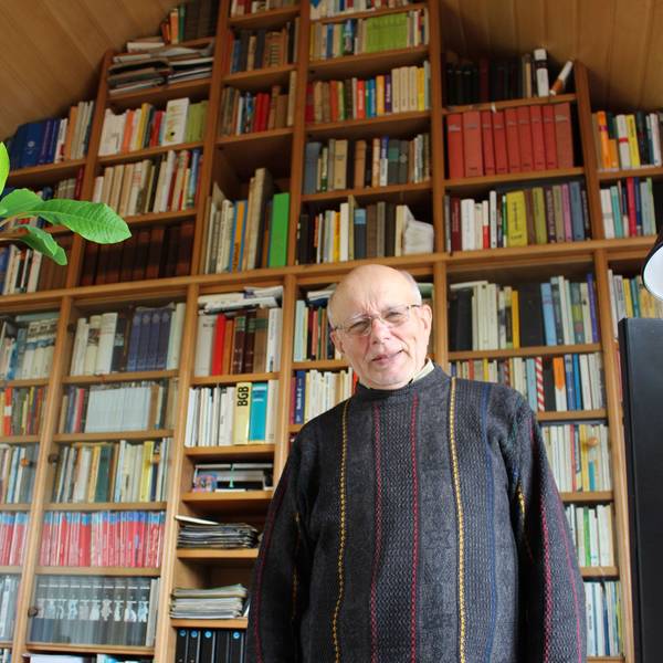 Hans Reiff in seinem privaten Büro in Kall-Scheven, im Hintergrund eine gut sortierte Bücherwand.