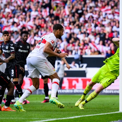Stuttgarts Josha Vagnoman köpft einen Ball am Tor vorbei.