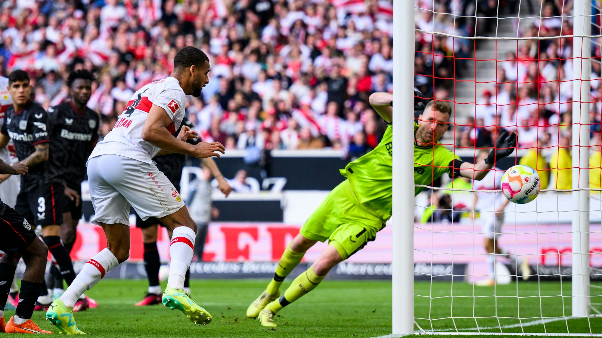 Stuttgarts Josha Vagnoman köpft einen Ball am Tor vorbei.