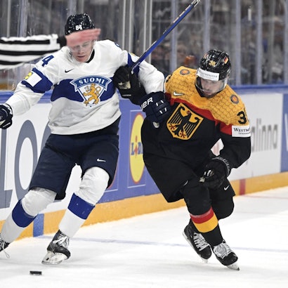 Im Duell gegen Finnland mussten Fabio Wagner (r) und die deutsche Eishockey Nationalmannschaft eine 3:4-Niederlage hinnehmen.