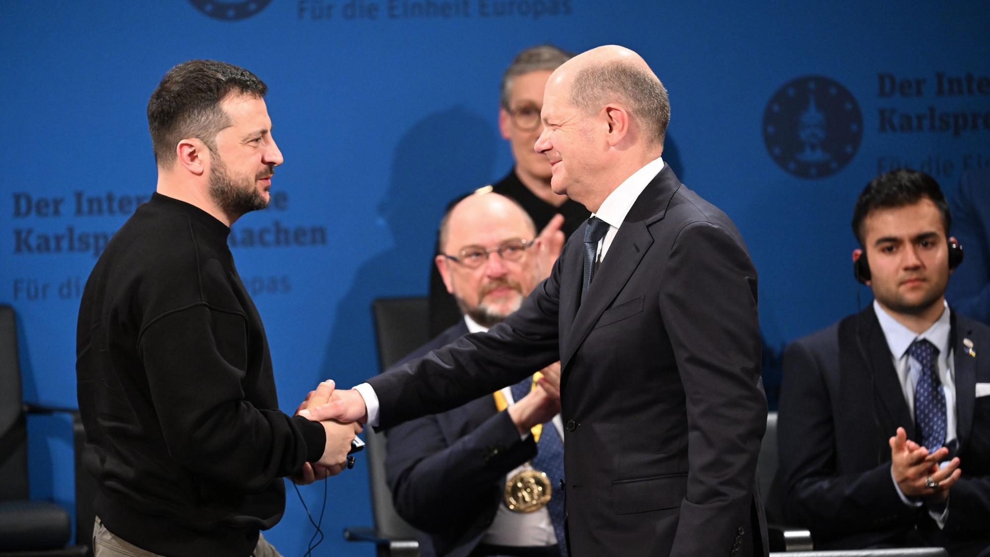 Der ukrainische Präsident Wolodymyr Selenskyj (l) bedankt sich bei Bundeskanzler Olaf Scholz (SPD) nach der Laudatio bei der Verleihung des Karlspreises für Verdienste um die Einheit Europas an den ukrainischen Präsidenten Wolodymyr Selenskyj.