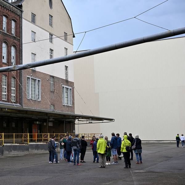 Das Foto zeigt eine Führung über das Gelände der ehemaligen Papierfabrik Zanders.