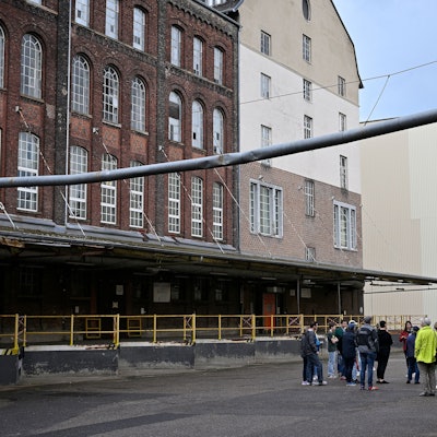 Das Foto zeigt eine Führung über das Gelände der ehemaligen Papierfabrik Zanders.