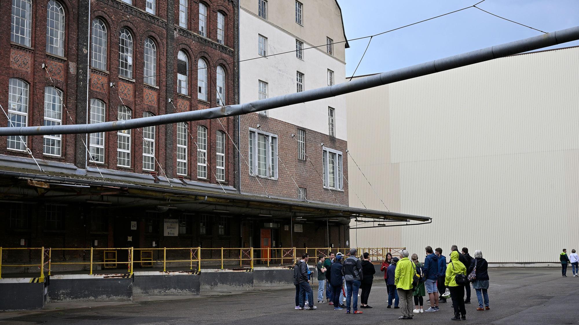 Das Foto zeigt eine Führung über das Gelände der ehemaligen Papierfabrik Zanders.