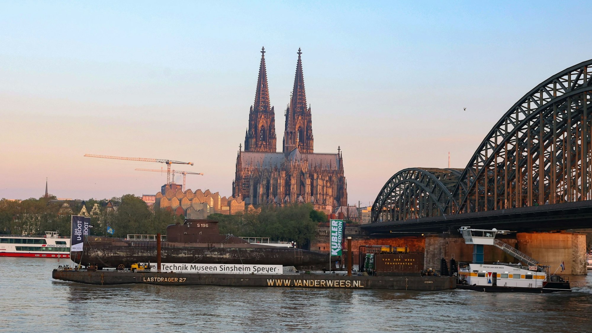 Dom plus Hohenzollernbrücke plus U-Boot – ein seltener Anblick.