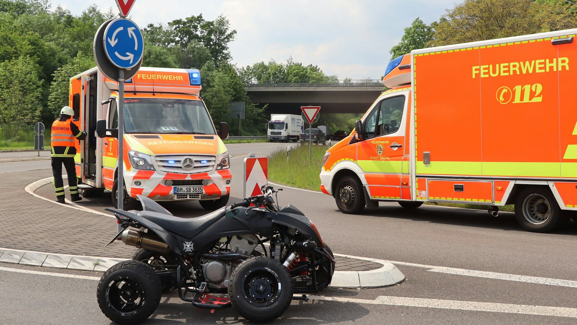 Das Foto zeigt das Quad. Im Hintergrund sind zwei Rettungswagen zu sehen.